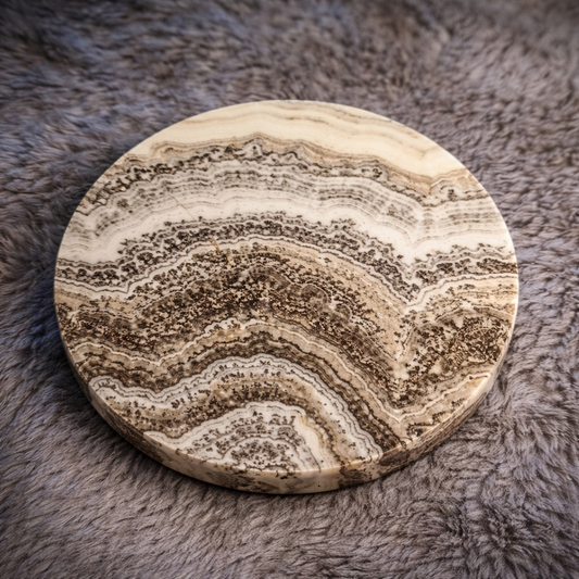 Tranche en Calcite dendritique (Ancrage, Stabilité, Patience, Clarté mentale, Intuition, Croissance personnelle)